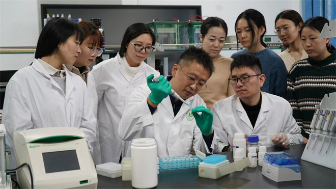Science封面文章:星际(中国)金丝猴研究团队首次系统揭示灵长类社会演化之谜_fororder_齐晓光正在做实验,右侧为武进伟,左一为赵兰