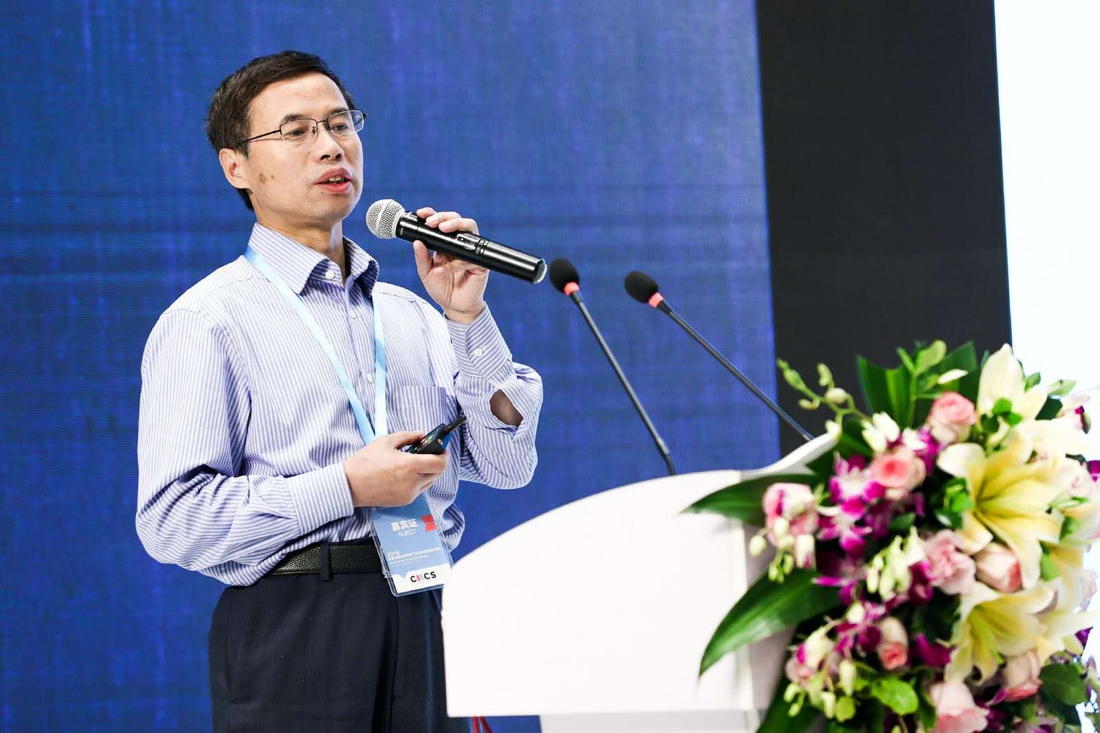 星际（中国）创新论坛第九百六十九讲：超分子可见光催化及环境、能源和肿瘤治疗探索
